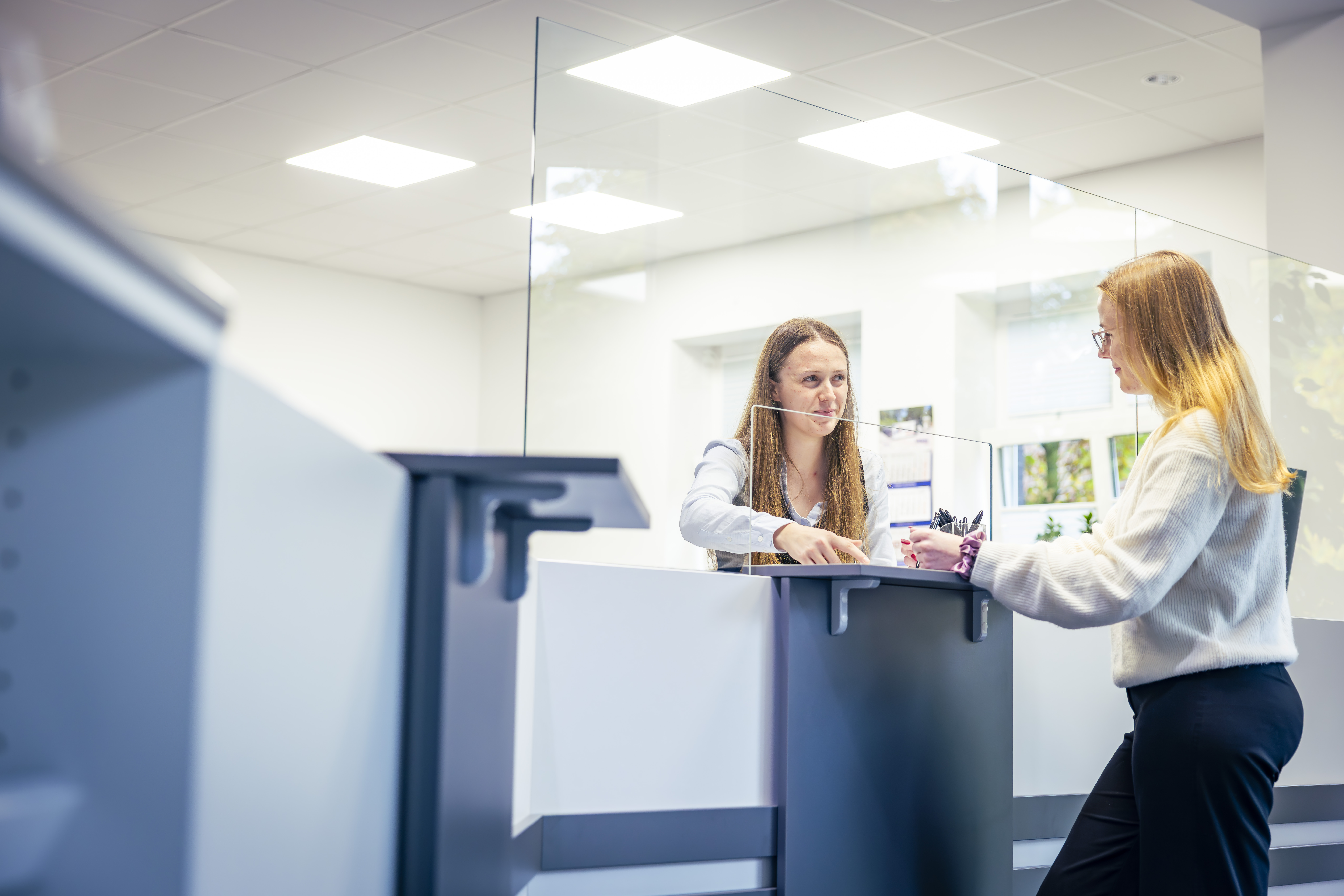 Mitarbeiterin und Kundin